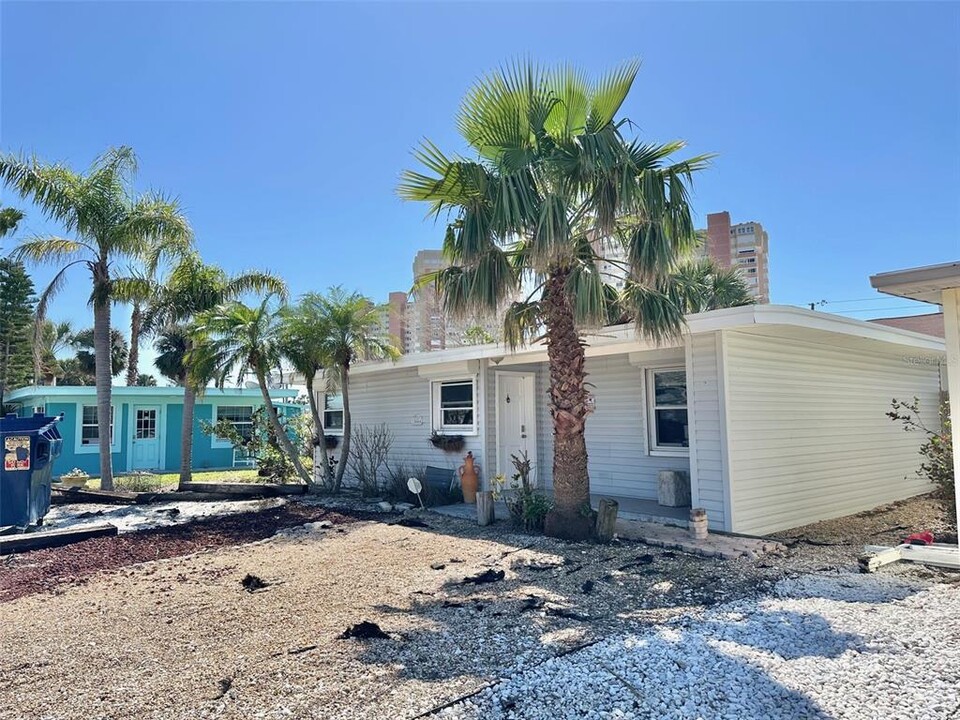 18004 1st St E in Redington Shores, FL - Building Photo