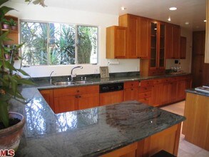 10350 Lorenzo Dr in Los Angeles, CA - Foto de edificio - Building Photo