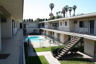 Village Apartments in Anaheim, CA - Foto de edificio - Building Photo