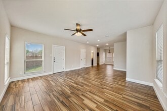 4904 Ridglea Hills Ct in Fort Worth, TX - Foto de edificio - Building Photo