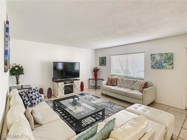 4625 Bayshore Dr in Naples, FL - Building Photo - Building Photo