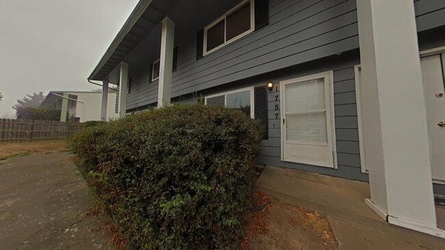 1757 SE Lilly Pl