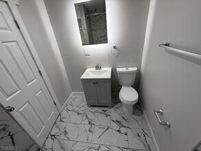 28 Kenmore Ave, Unit 30 in Newark, NJ - Building Photo - Building Photo