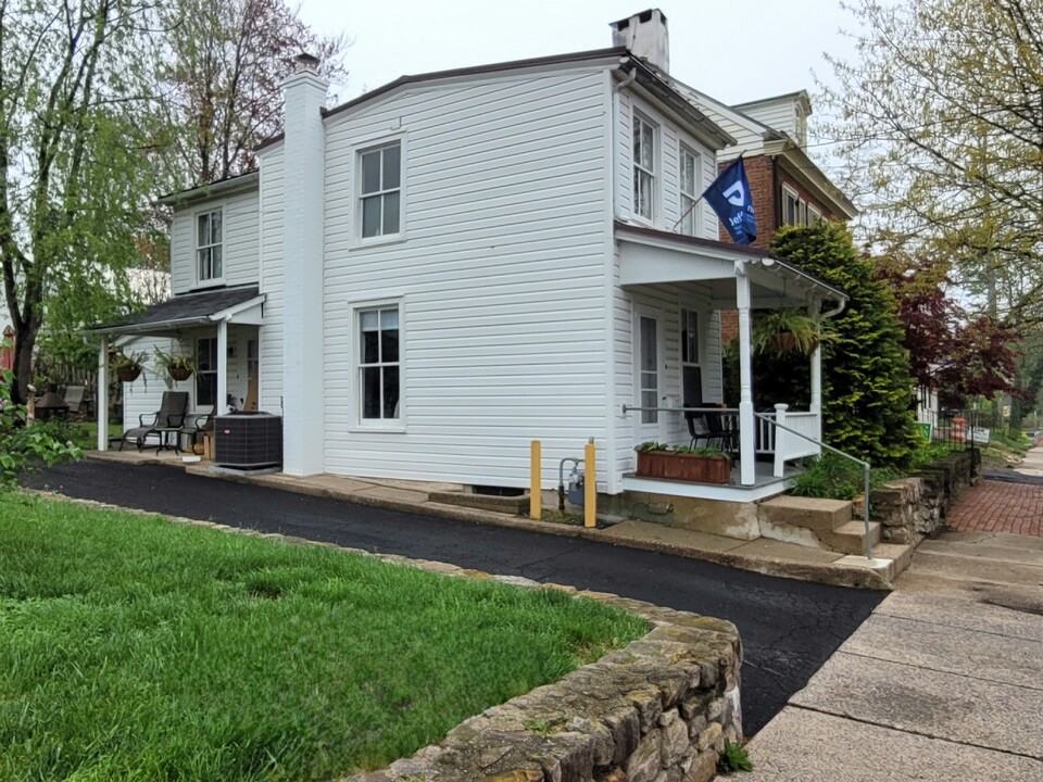 127 E Oakland Ave in Doylestown, PA - Building Photo