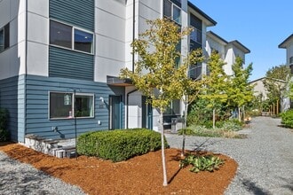 4244 S Greenbelt Station Dr in Seattle, WA - Foto de edificio - Building Photo