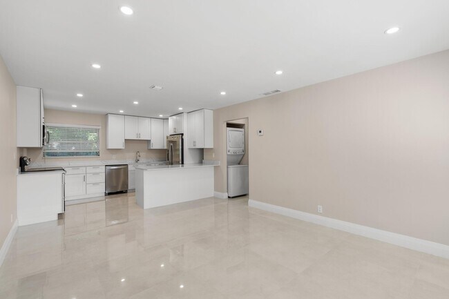 301 SE 12th Ave in Boynton Beach, FL - Building Photo - Building Photo