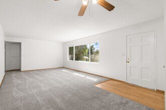 5255 SW Nebraska St in Portland, OR - Building Photo - Building Photo