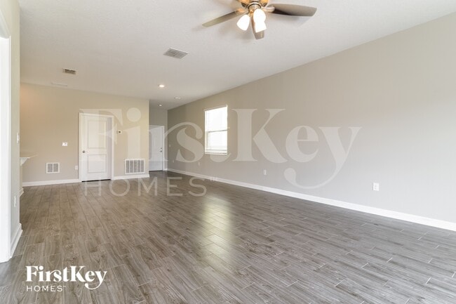 1320 Oak Crest St in Davenport, FL - Foto de edificio - Building Photo