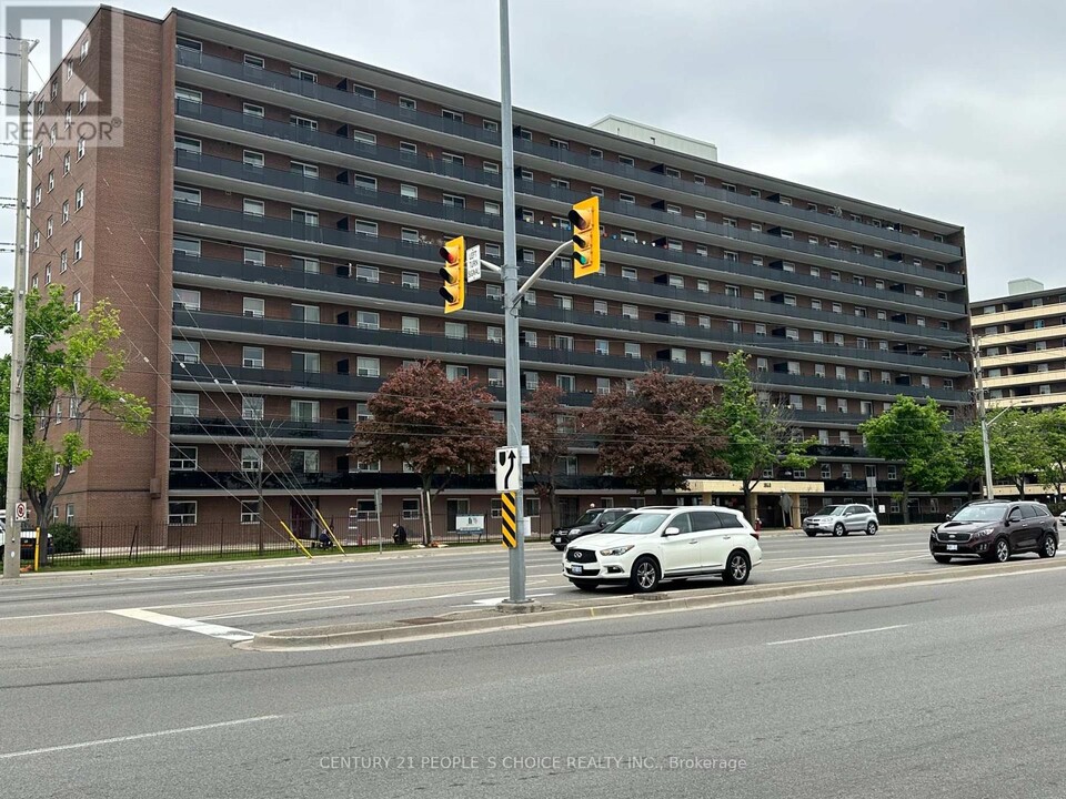 3533-3533 Derry Rd E in Mississauga, ON - Building Photo