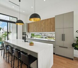 510 NW 50th St in Miami, FL - Foto de edificio - Building Photo