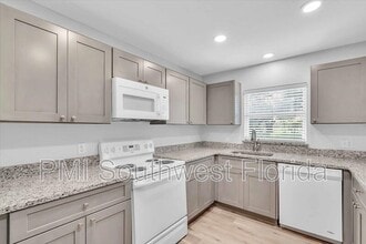 383 Bobby Jones Rd in Sarasota, FL - Building Photo - Building Photo