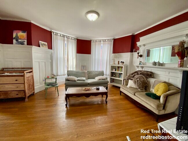 1908 Beacon St, Unit 3 in Brookline, MA - Building Photo - Building Photo