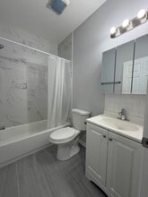 240 W 24th St, Unit 2R in Chicago, IL - Building Photo - Building Photo