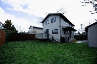 6121 NE Hassalo St in Portland, OR - Building Photo - Building Photo