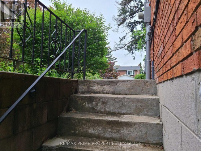 22 Oakhurst Dr in Toronto, ON - Building Photo - Building Photo