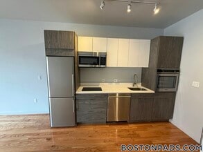 145 Munroe St, Unit 304 in Lynn, MA - Building Photo - Building Photo