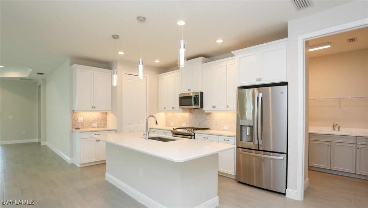 2428 Ariane Dr in Naples, FL - Foto de edificio