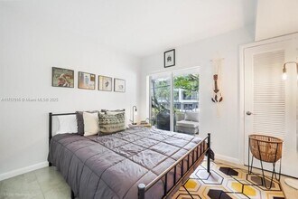 3304 Virginia St, Unit 2 in Miami, FL - Foto de edificio - Building Photo