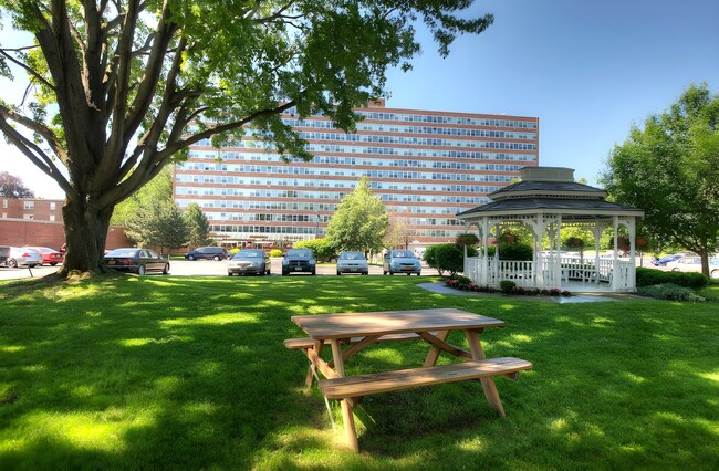 1600 East Avenue Apartments in Rochester, NY - Building Photo - Building Photo