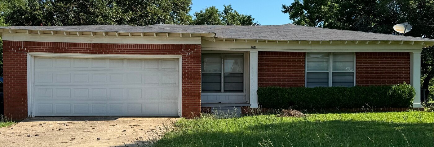 203 W Carolanne Blvd in Marshall, TX - Building Photo