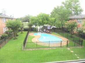 1230 Shadowdale Dr in Houston, TX - Building Photo - Building Photo