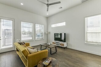 308 Queen Sude Ln in Houston, TX - Foto de edificio - Building Photo