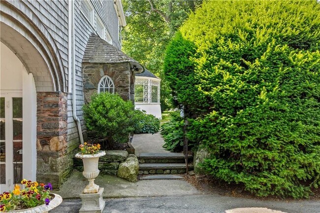 44 Bliss Mine Rd in Middletown, RI - Foto de edificio - Building Photo