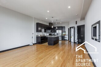2336 N Lister Ave, Unit 202 in Chicago, IL - Foto de edificio - Building Photo