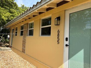 6855 NE 5th Ave in Miami, FL - Building Photo - Building Photo