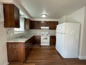 102 N Homedale Ave in Caldwell, ID - Building Photo - Building Photo