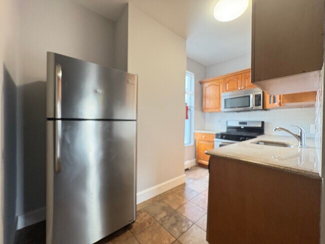 42 Jewett Ave, Unit 2 in Jersey City, NJ - Building Photo - Building Photo