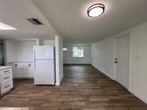 7315 Brentwood Dr in Port Richey, FL - Foto de edificio - Building Photo