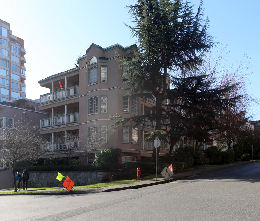 Gilford Park in Vancouver, BC - Building Photo