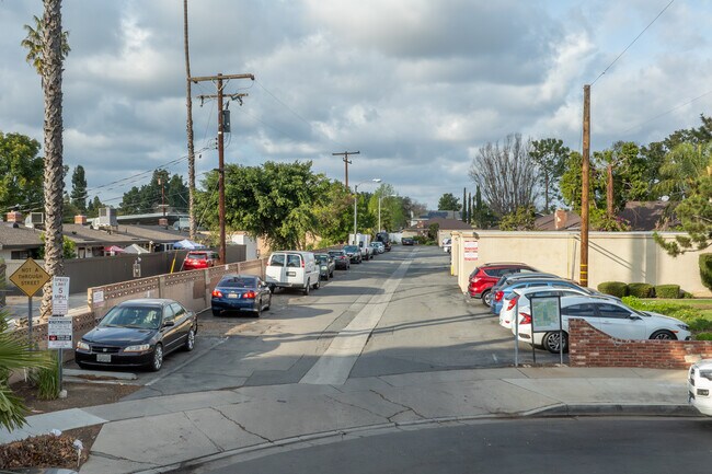 1919-1921 Sherry Ln in Santa Ana, CA - Building Photo - Building Photo