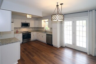 106 N 1st St in Blue Springs, MO - Foto de edificio - Building Photo