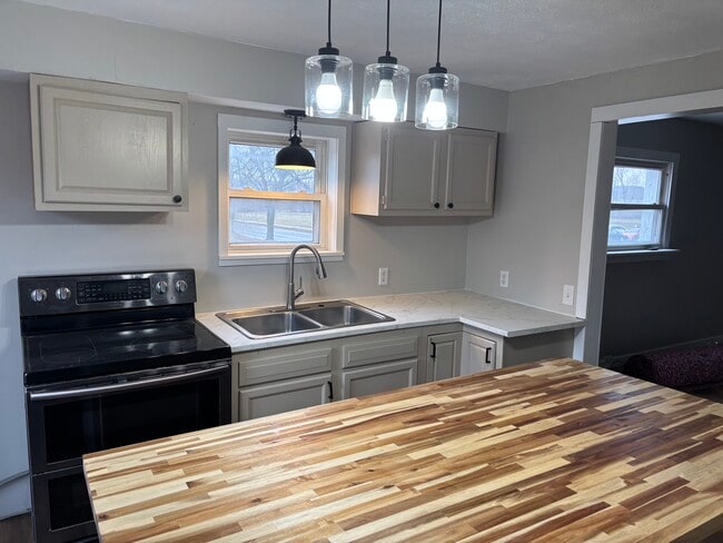 668 Sullivan St, Unit A