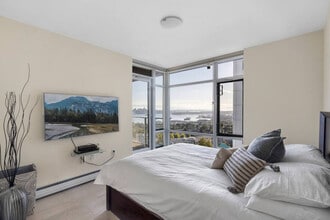 158 13th St W in North Vancouver, BC - Building Photo - Building Photo