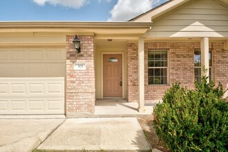 301 Wolverine Pass in Bastrop, TX - Foto de edificio - Building Photo