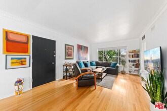 1330 N Crescent Heights Blvd in West Hollywood, CA - Building Photo - Building Photo