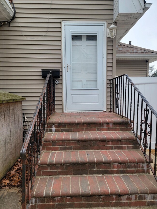 61 Vincent Pl-Unit -2nd Floor in Lynbrook, NY - Building Photo - Building Photo