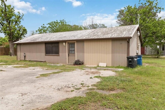 1020 Oasis St in New Braunfels, TX - Building Photo - Building Photo