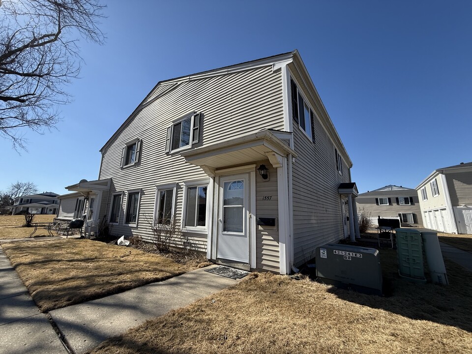 1557 Quaker Ln in Prospect Heights, IL - Building Photo