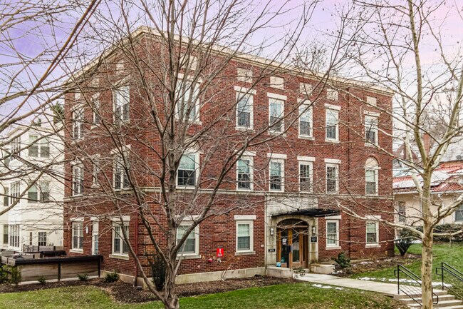 2926 Porter St NW