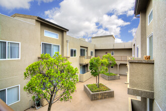 Courtyard on Miranda in North Hollywood, CA - Foto de edificio - Building Photo