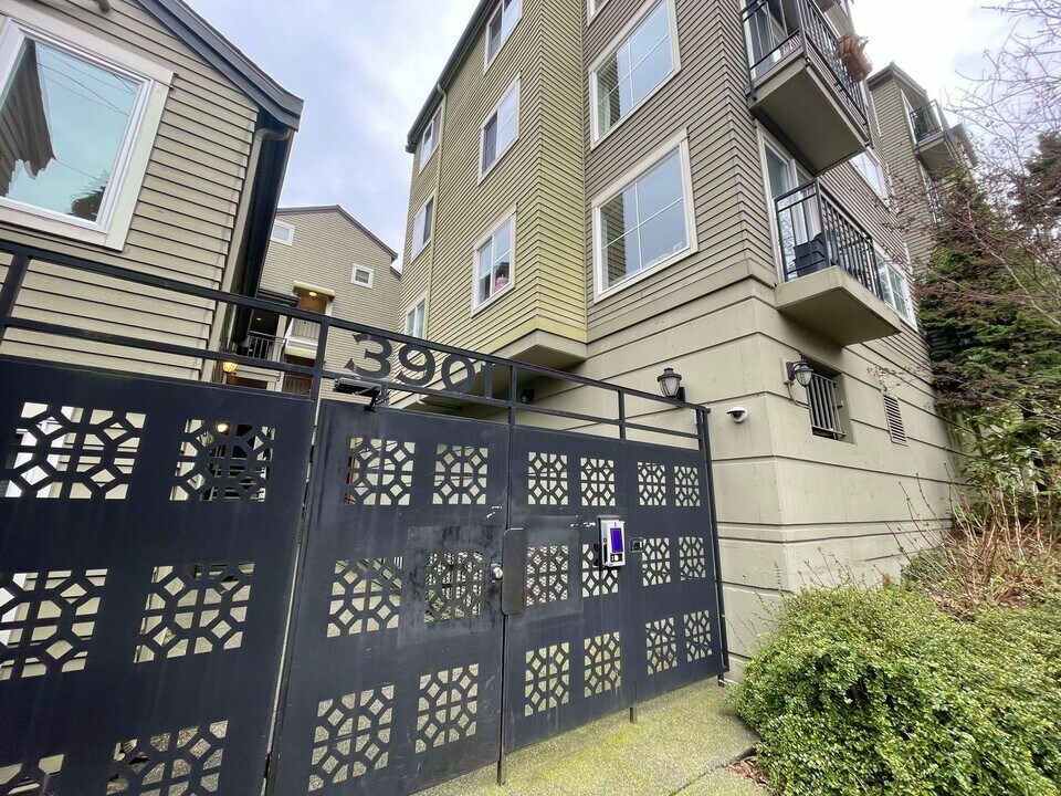 3901 Fremont Ave N in Seattle, WA - Building Photo