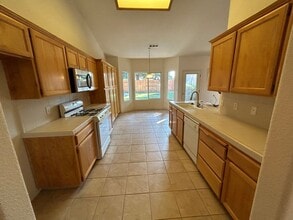 2737 W Oakridge Ave in Visalia, CA - Building Photo - Building Photo