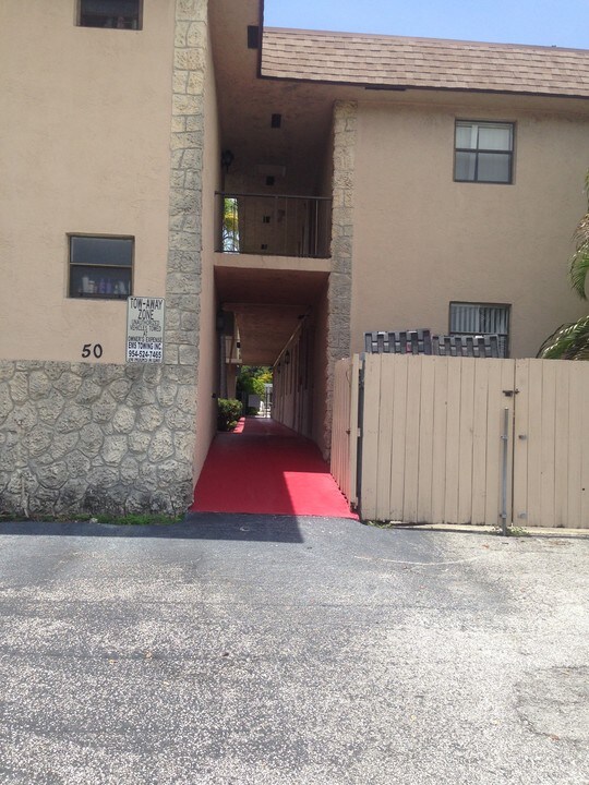 Rustic Manor Apartments in Fort Lauderdale, FL - Building Photo