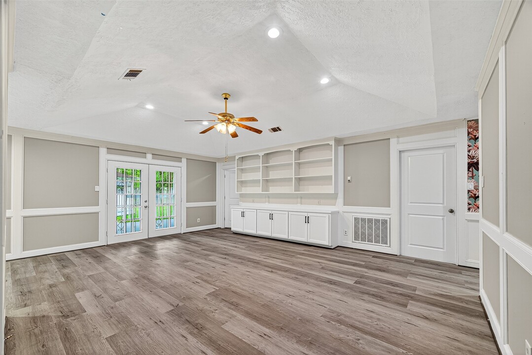 8123 Edgemoor Dr in Houston, TX - Building Photo