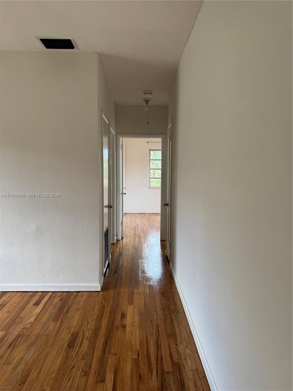 1431 SW 37th Ave in Miami, FL - Foto de edificio - Building Photo