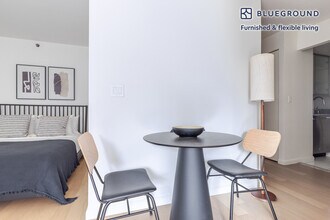 180 W 20th St in New York, NY - Building Photo - Building Photo